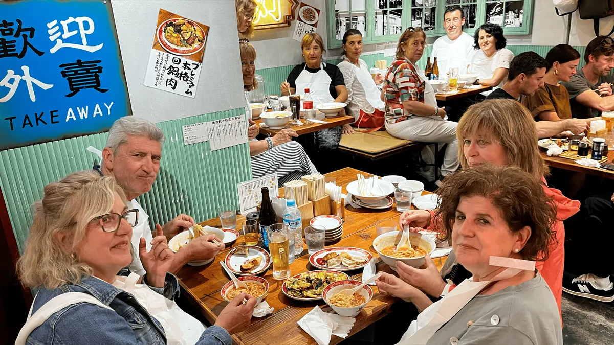 Grupo NOVAV cenando en una izakaya
