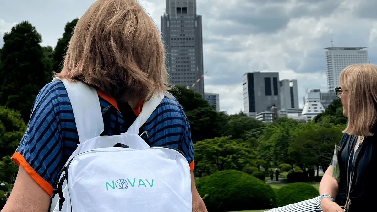 Viajera con la mochila de NOVAV frente a los rascacielos de Tokio