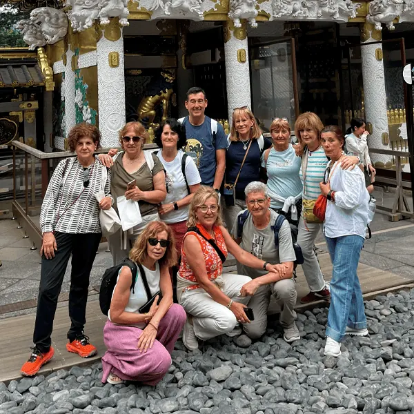 Grupo NOVAV en un santuario de Nikko