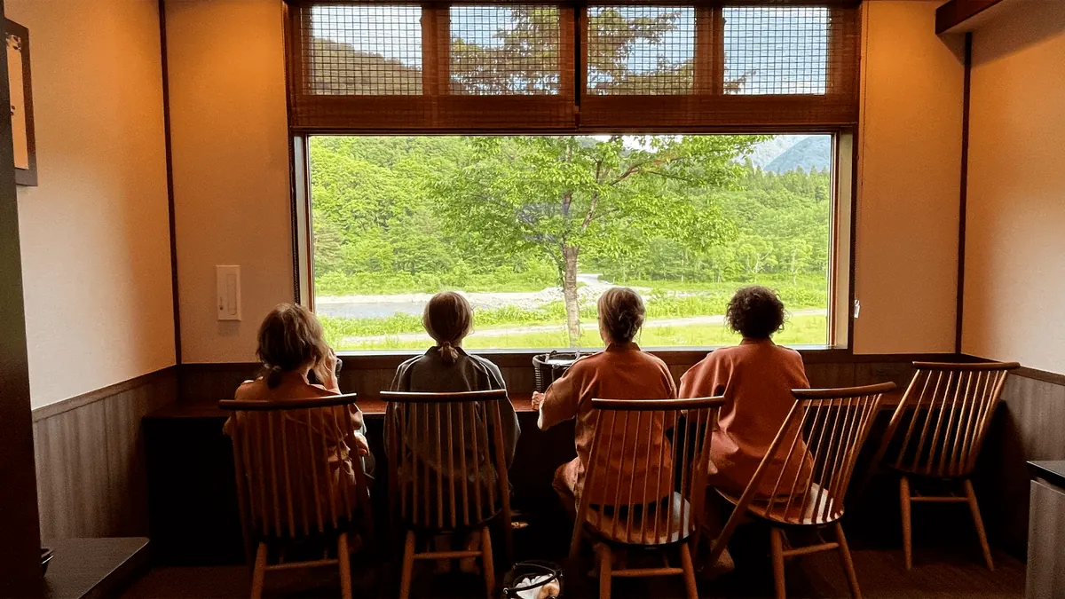 Viajeras con samue mirando las montañas desde el ryokan